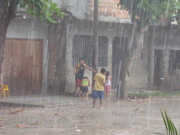 jeune qui jouent sous la pluit