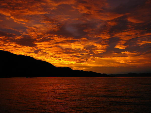 Solnedgangen pa Lake Toba