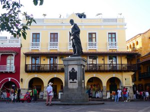 Cartagena - every square has a statue