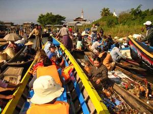 The tourist floating market in Inle