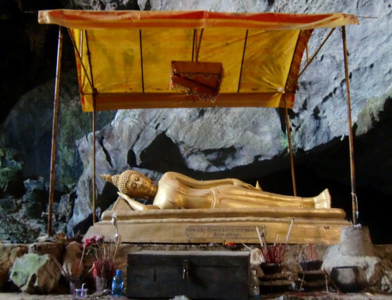Buddha couché à l'intérieur de la grotte