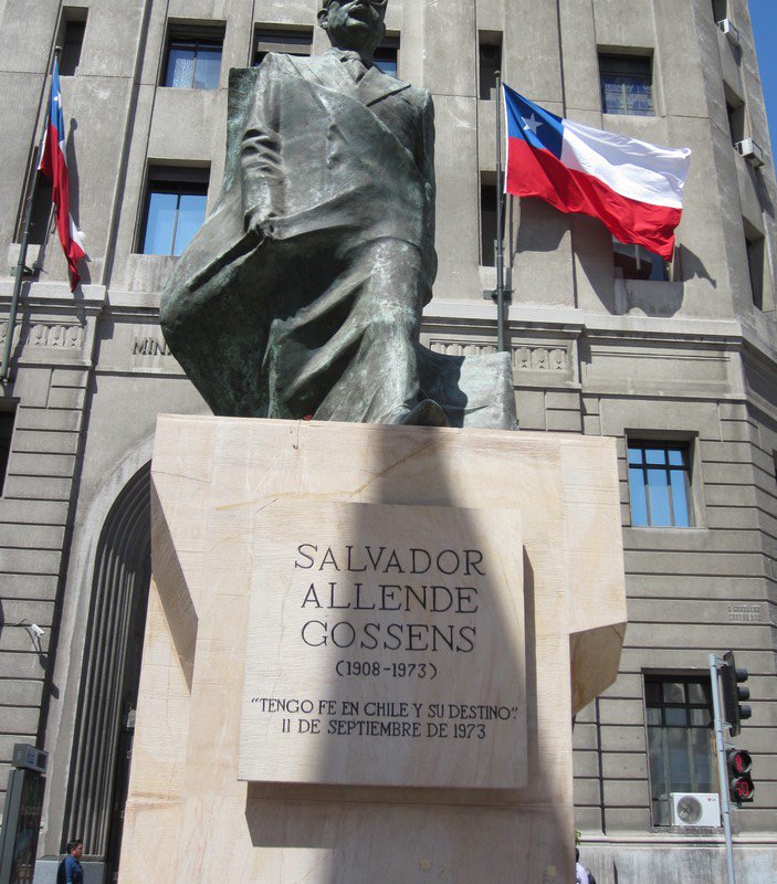 statue of Salvador Allende outside Palacio Moneda