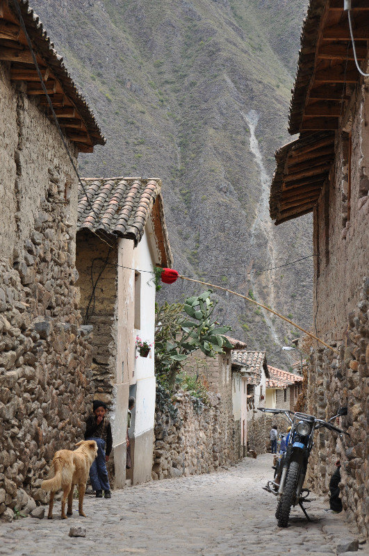 The narrow cobbled streets of Ollantaytambo