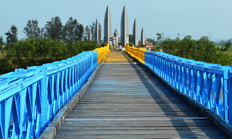 Hien Luong Bridge over the Ben Hai