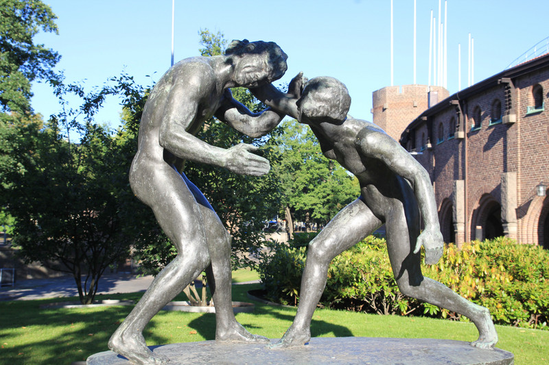 Statue of wrestlers