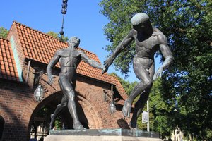Statue of relay runners