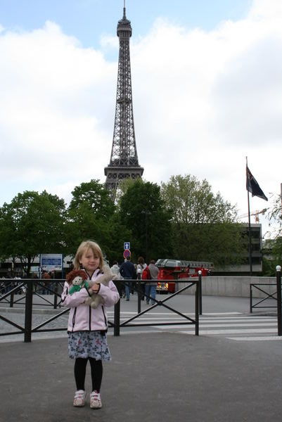 Jonna, two cuddly toys and the Eiffel Tower