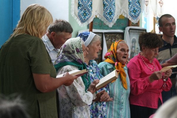 Old Swedes singing in church