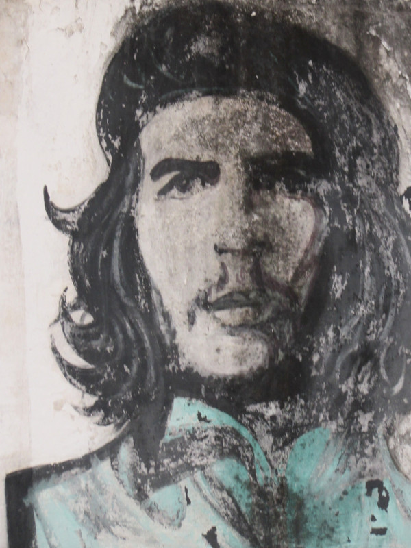 Another wall with a drawing of Che Guevara