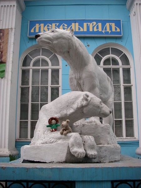 Statue of a two polar bears