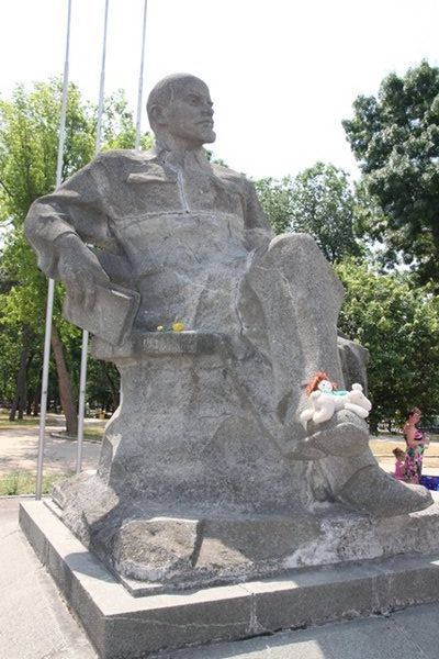 Lennon statue