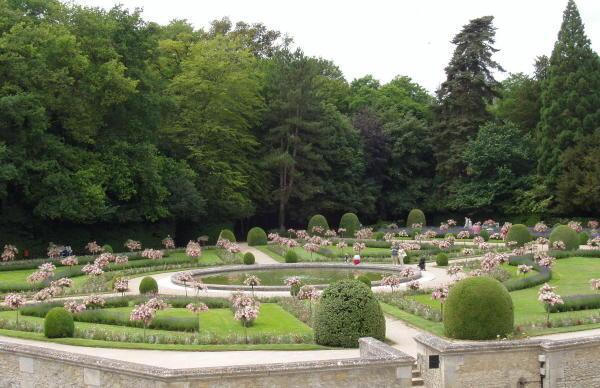 Chenonceau Chateau garden