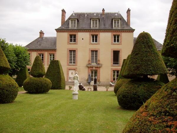 The garden and back of Peggy's chateau