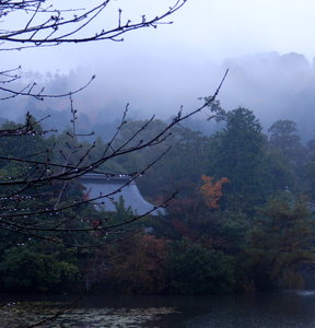 Mist and rain over the lake at Ryoangi 