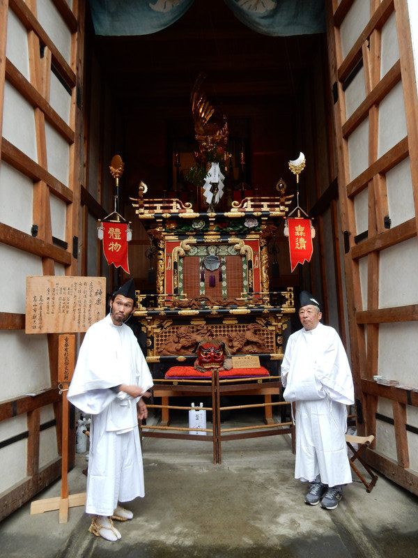Yatai in its house with attendants
