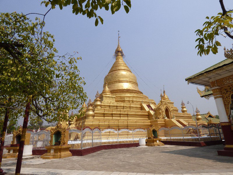 Kuthodaw Pagoda - central stupa