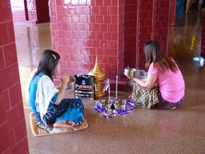 lunch at the Mahamuni Pagoda