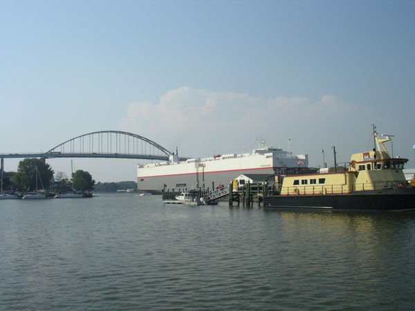 Passage d'un cargo dans le Canal C&D à Chesapeak City
