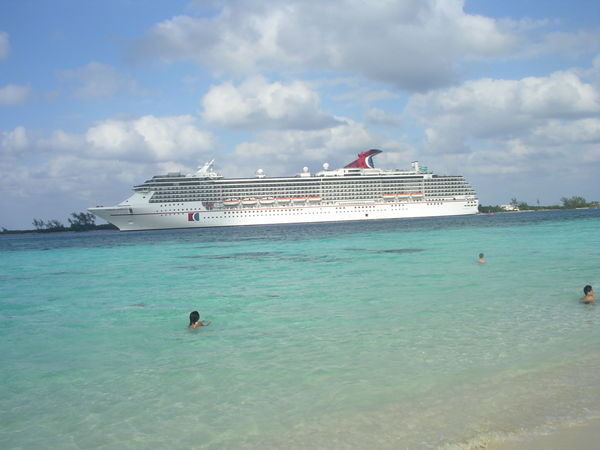 Un des nombreux bateaux de croisière à Nassau