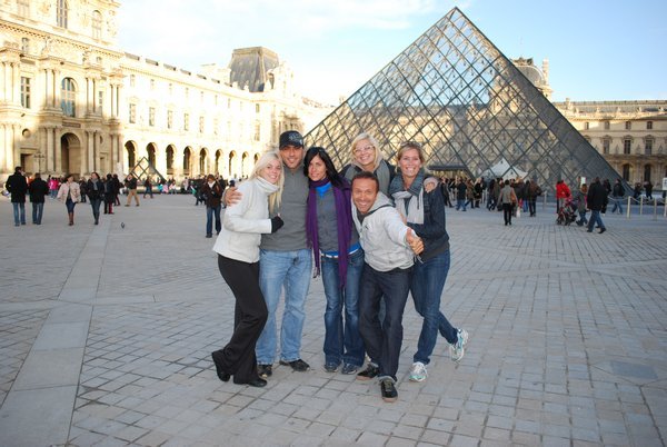 Devant le musée du Louvre