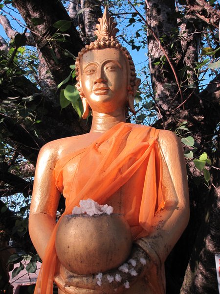 ILes boudhistes donent du riz en offrande aux statues
