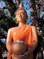 ILes boudhistes donent du riz en offrande aux statues