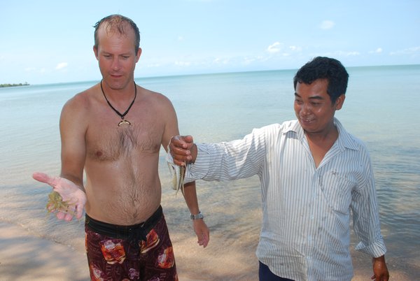 Le Khmer en revint pas....un blanc qui pÃªche la pieuvre au Cambodge !