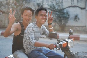 2 jeunes Birman en scooter