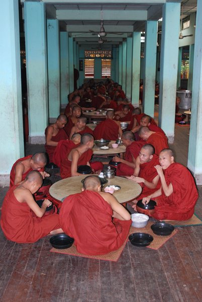 Le plus grand monastere du Myanmar