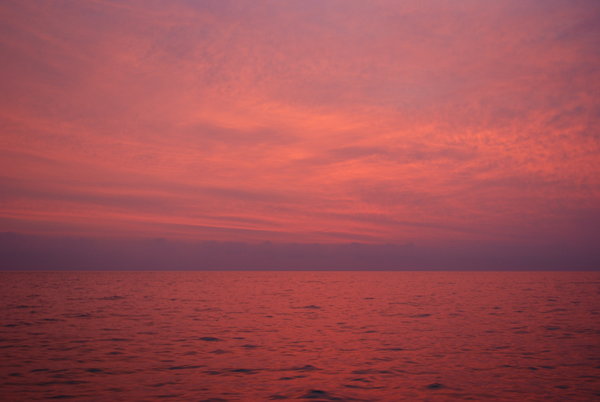 Le lever du soleil en mer