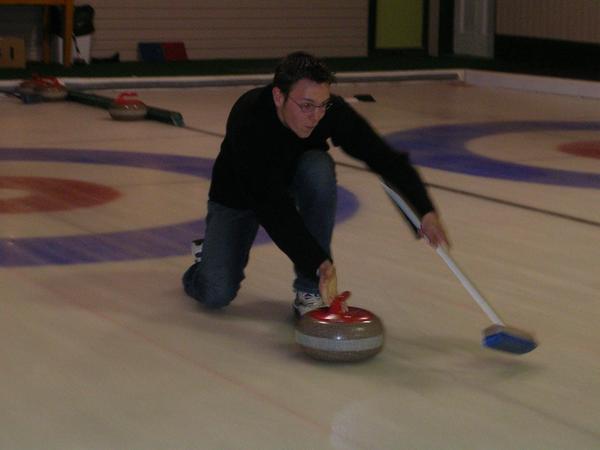 David fait du curling... (c'est comme de la petanque sur glace en gros!)