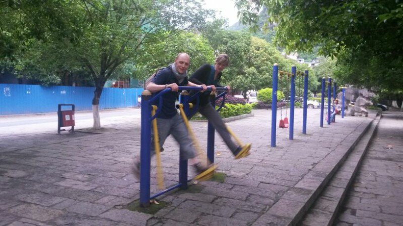 Caro et Patraq font de la gym dans un parc :-)