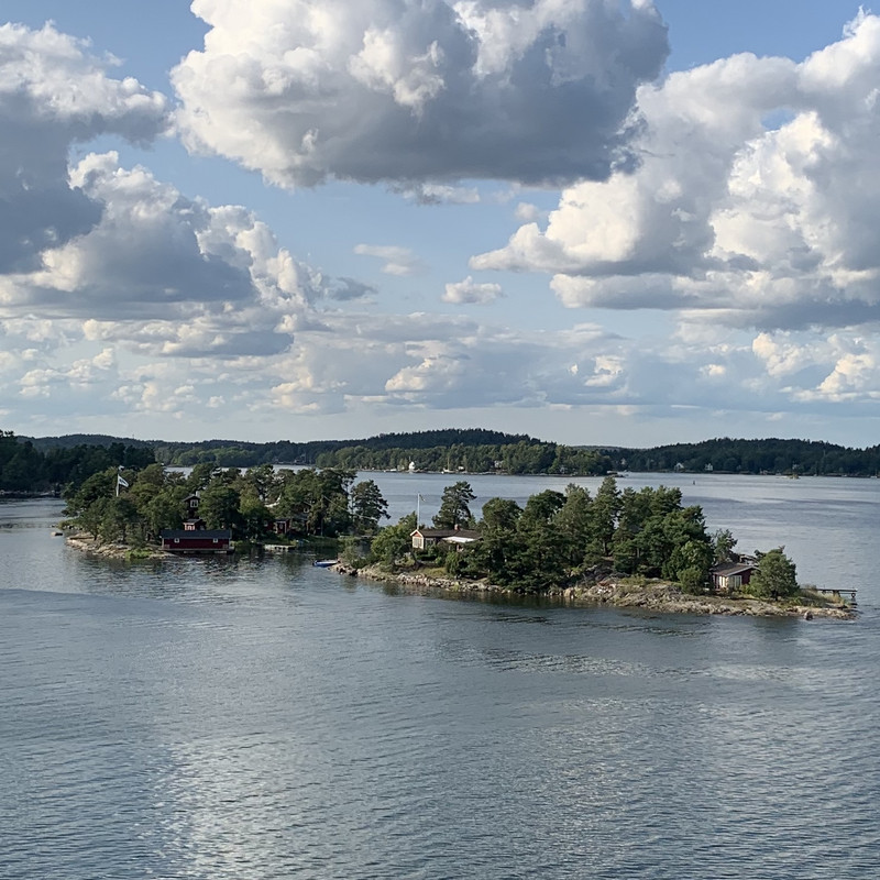 Sailing through Stockholm archipelago 