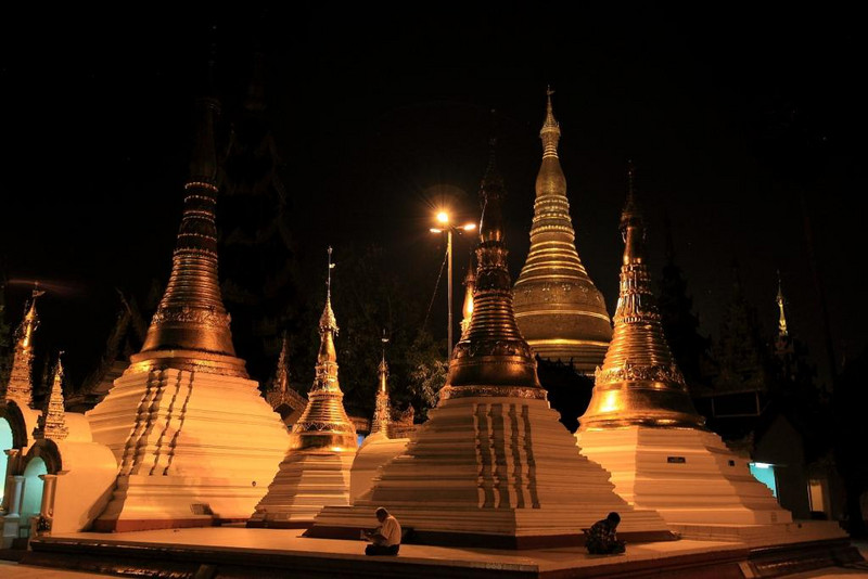 Shwedagon at night