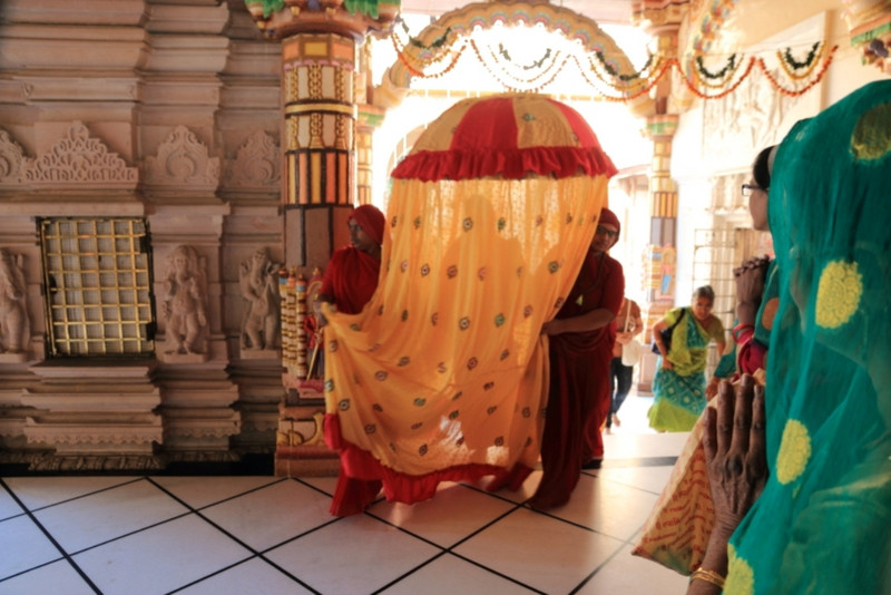 Shrouded worshipper, Swaminarayan Mandir