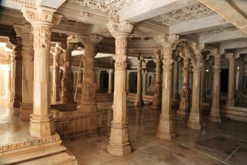 Khumbhariya temple interior