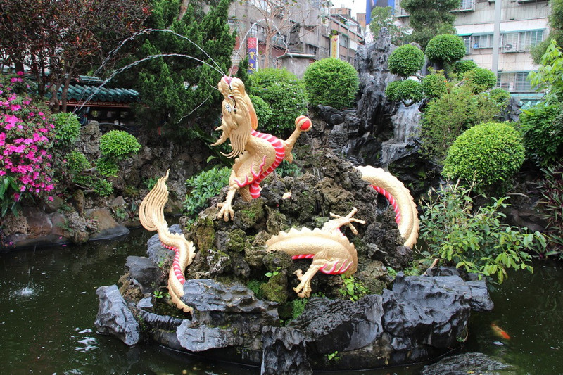 Banga Lungshan Temple - Dragon fountain.