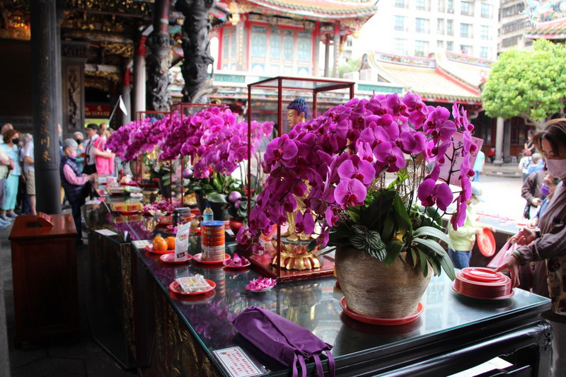 Banga Lungshan Temple - offerings.