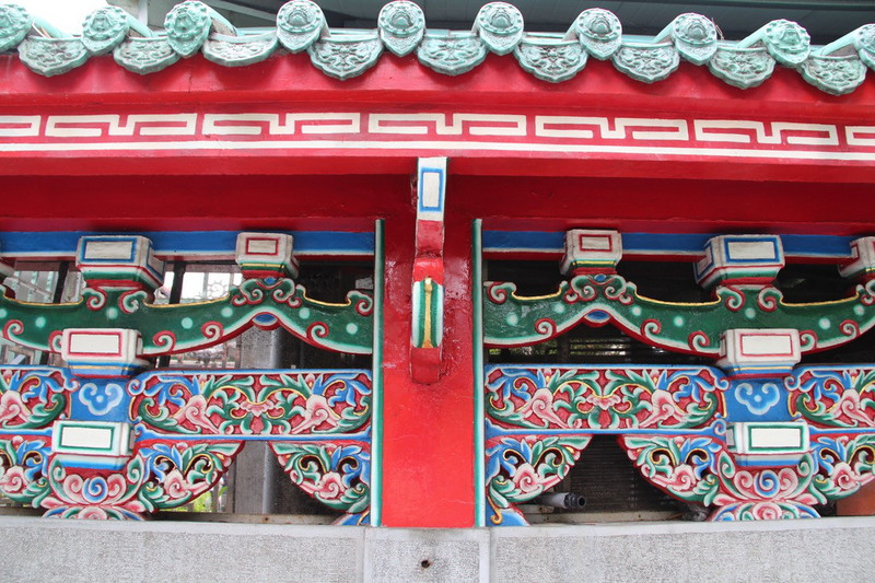 Banga Lungshan Temple - outer wall decoration.