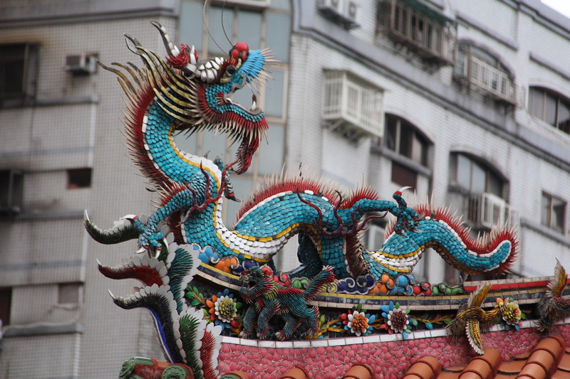 Banga Lungshan Temple - roof decoration_dragon.