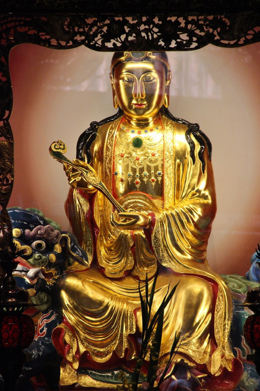 Banga Lungshan Temple - seated goddess.