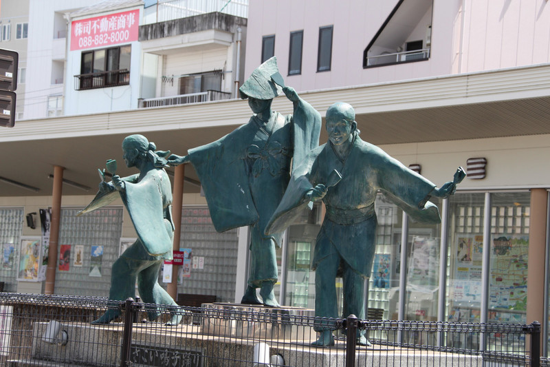 Kochi - statue honoring dance festival.