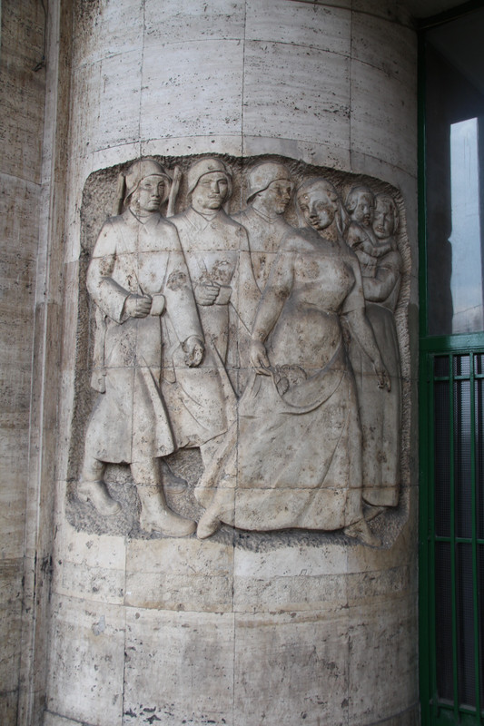 Bas relief of WWI soldiers
