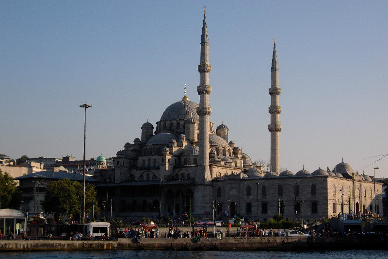 A view of a rather grand mosque. 