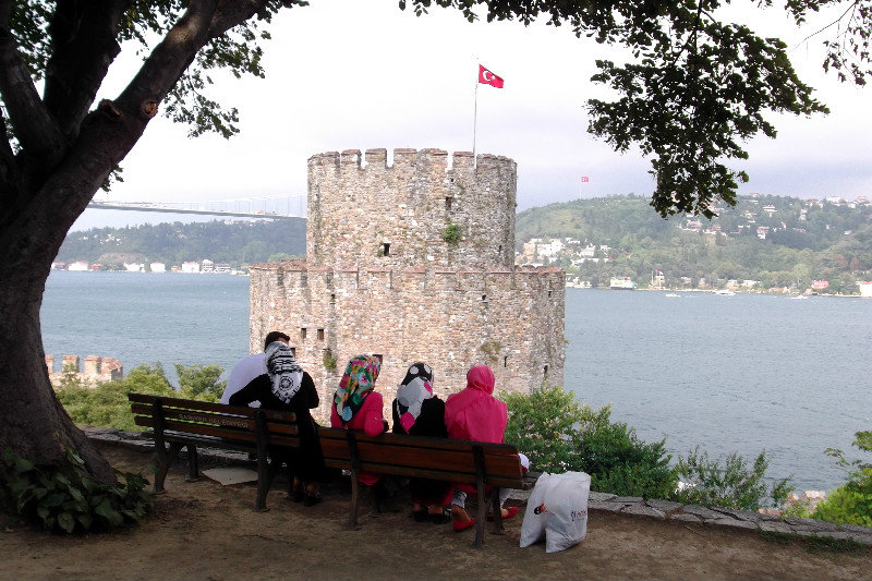 Locals enjoy the view from Rumelı Kastelı from where Mehmut the Conqueror beseıged Constantinople. The cıty fell ın 1452, or was it '53??