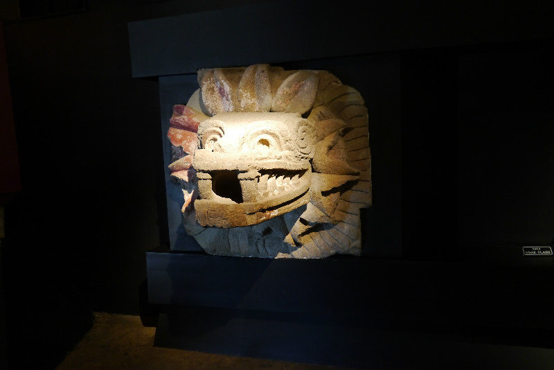 Glowa Pierzastego Weza w muzeum na terenie ruin