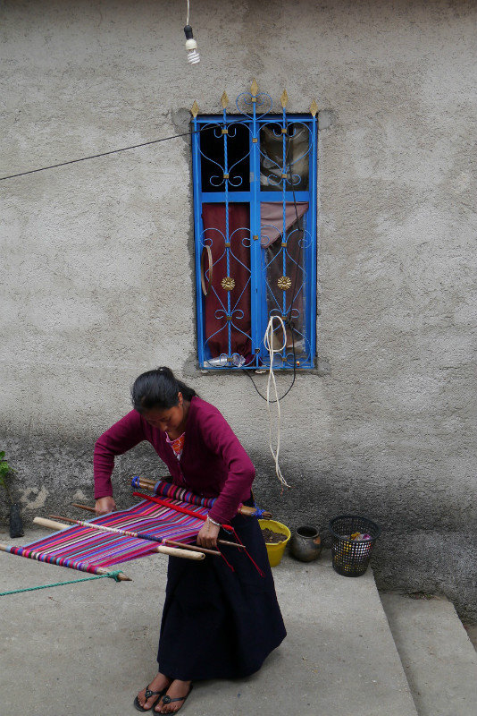 Kobieta z miasteczka Zinacantan przy jednym ze swoich codziennych zajęć