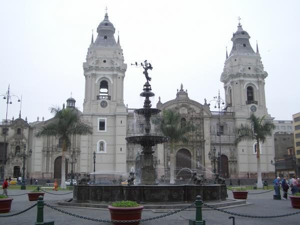 Catedral y fuente (Plaza de Armas)