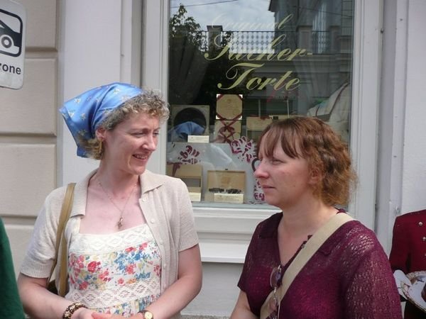 We run into Charmian who's just done the SoM tour... and we're right outside the original Sacher-Torte hotel...