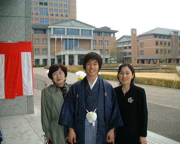 Grandma, Ryoji, Mom